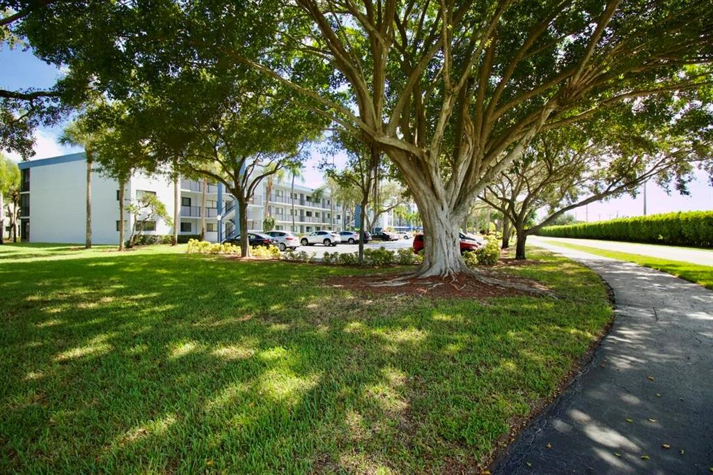 WATERSEDGE AT THE LAKES OF DELRAY CONDO A THRU H D - Residential