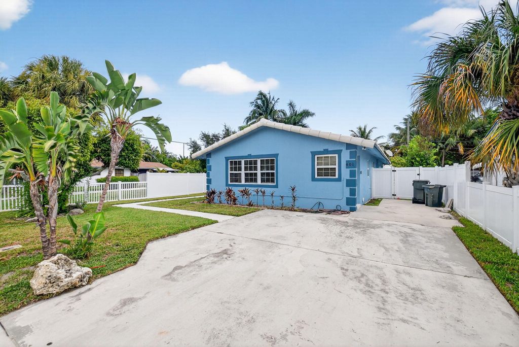 Photo of 601 SW 5th Avenue, Delray Beach, FL 33444 (MLS # R11122247)