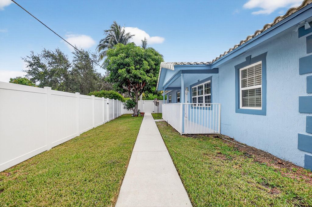 Photo of 601 SW 5th Avenue, Delray Beach, FL 33444 (MLS # R11122247)