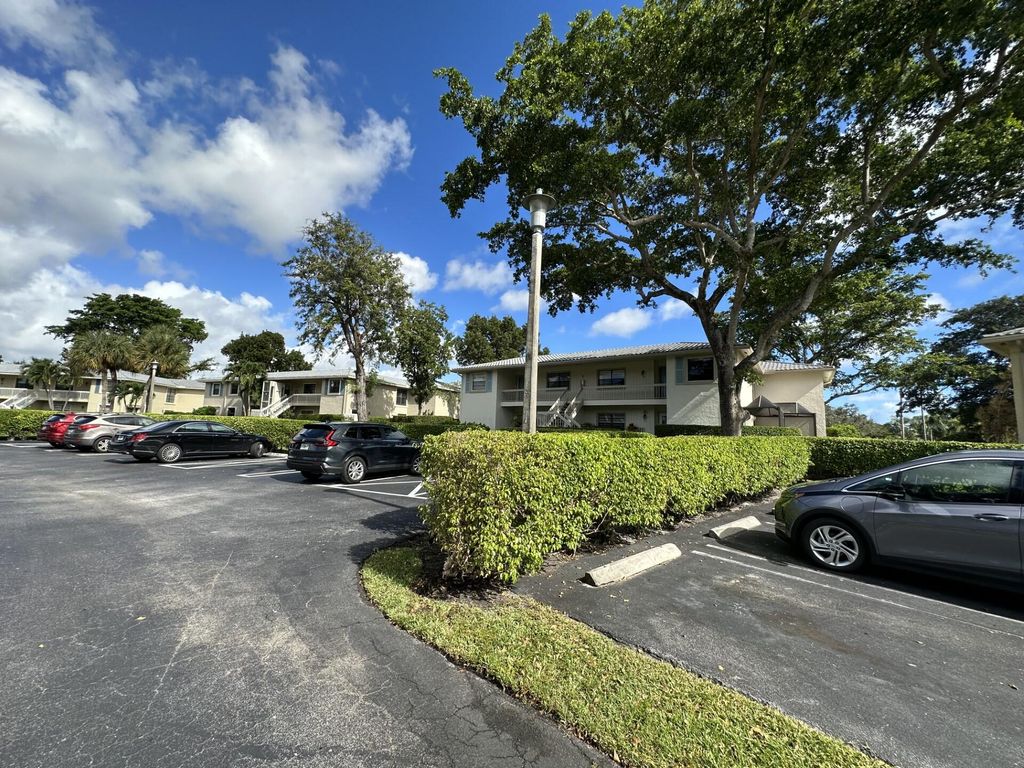 Photo of 5 Westgate Lane #D, Boynton Beach, FL 33436 (MLS # R10945333)