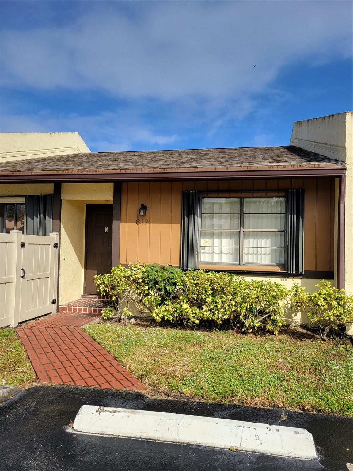 2/2 IN BEAUTIFUL AND QUIET NEIGHBORHOOD,ALL AGES COMMUNITY,EASY ACESS TO I95 AND TURNPIKE, CLOSE TO SHOPPING AND RESTAURANT,CENTRAL LOCATED, IT'S A GREAT PLACE TO CALL HOME.