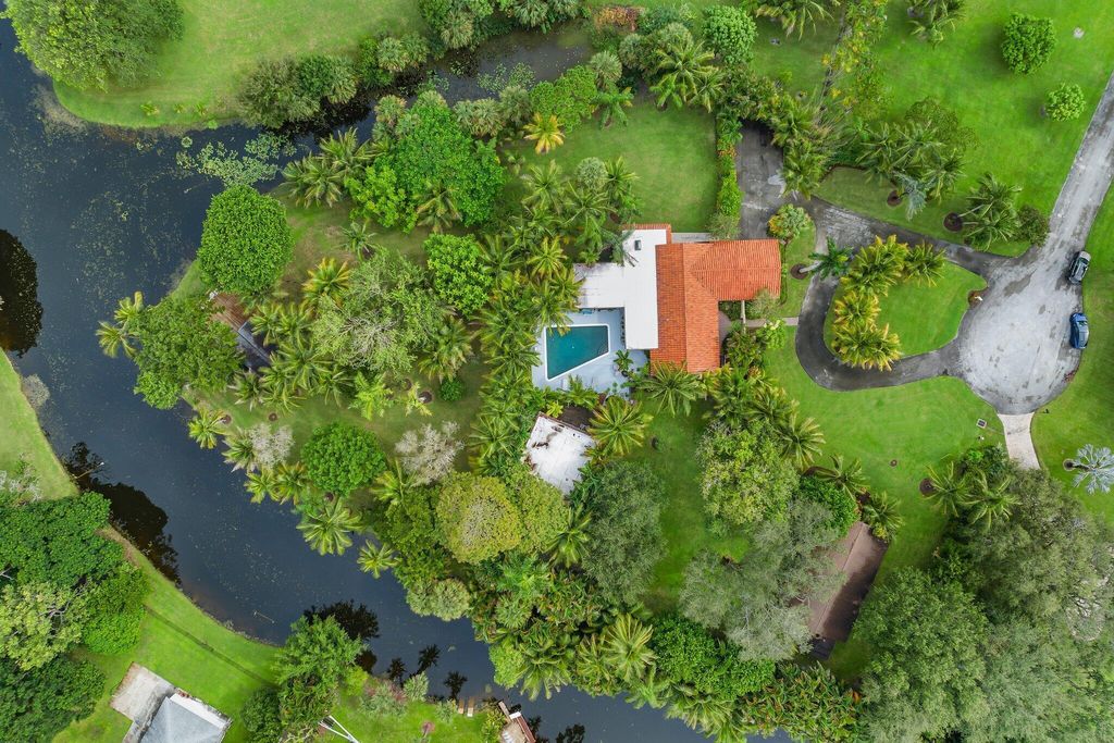 Photo of 8106 N Damascus Drive, Palm Beach Gardens, FL 33418 (MLS # R10929411)