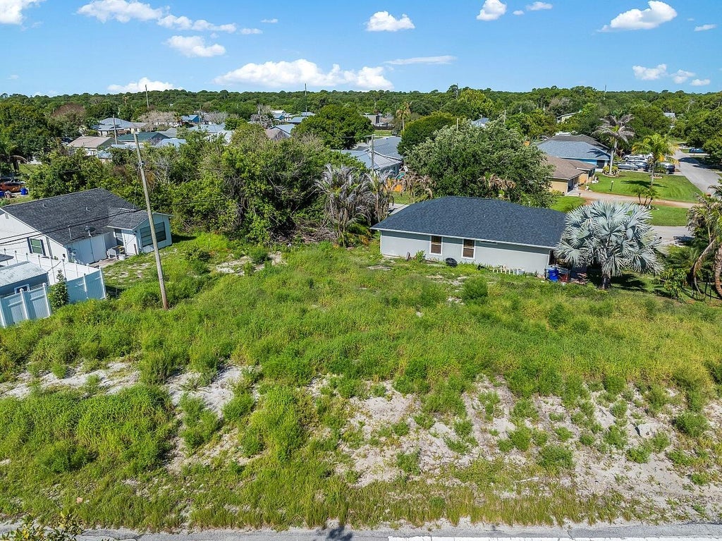 Photo of 1325 2nd Road SW, Vero Beach, FL 32962 (MLS # B26046712)