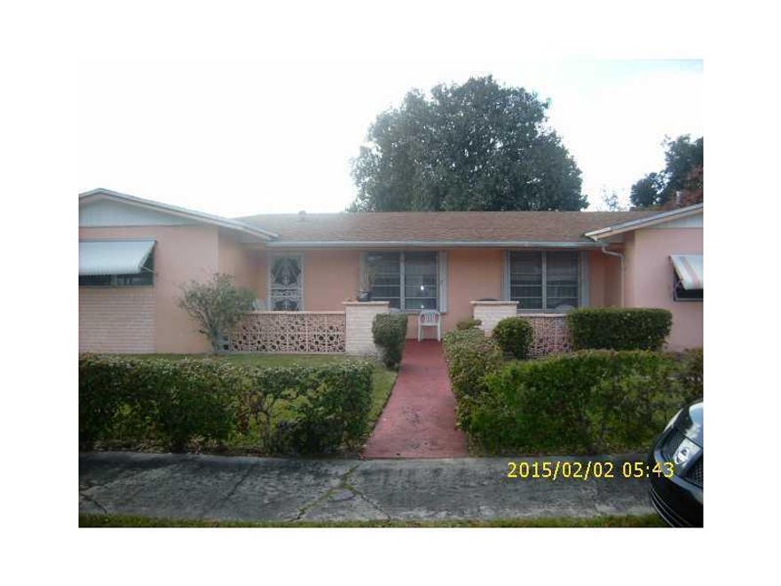 Great single family home close to major expressway, carpet and tile floors throughout the house.  Plenty closet spaces to keep the house organized, walking closet in master bedroom.  Enclose pool area with view of the lake.  The house needs a little TLC t o make it your own.