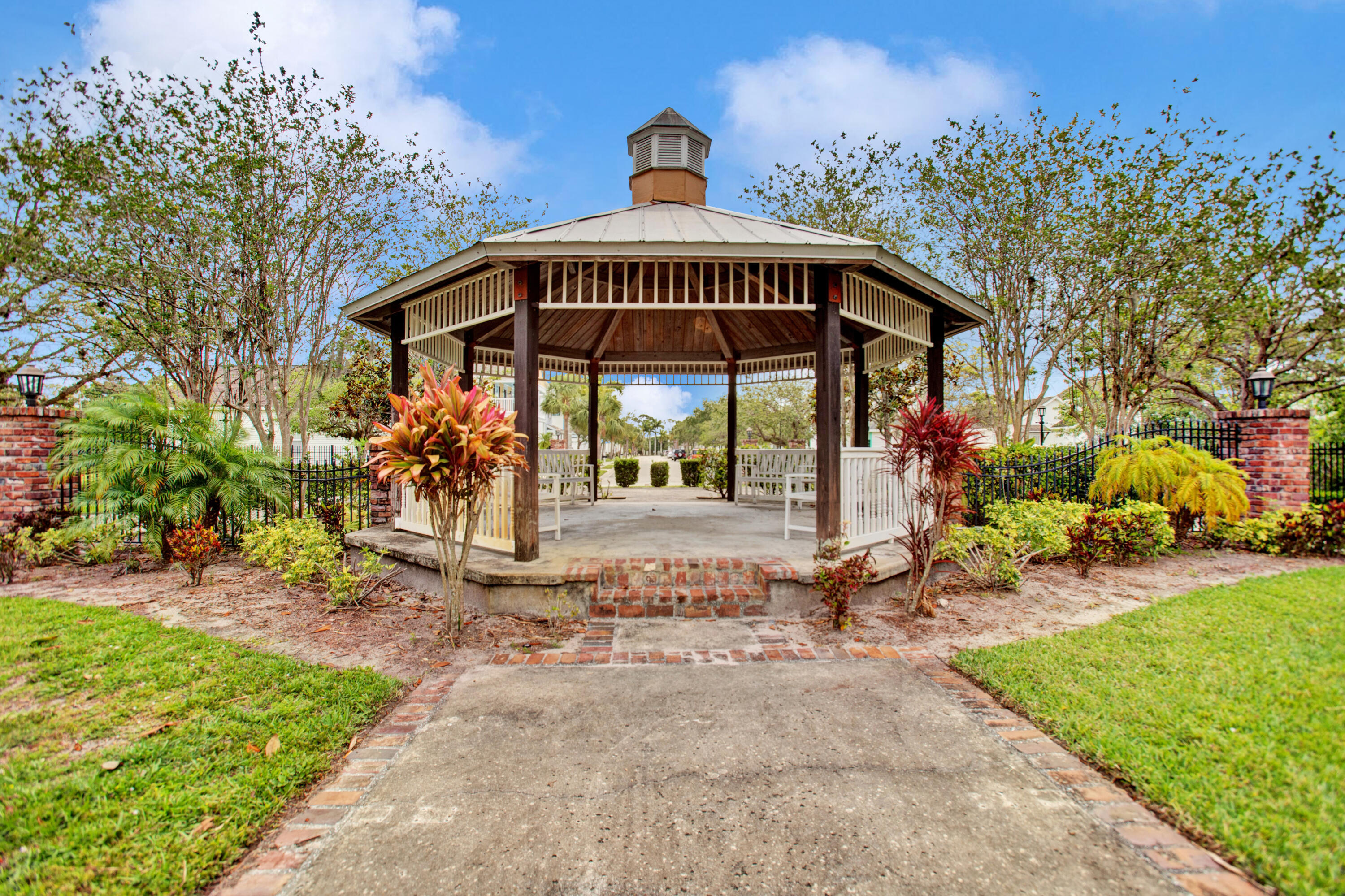 MAGNOLIA TOWNHOMES - Residential Lease