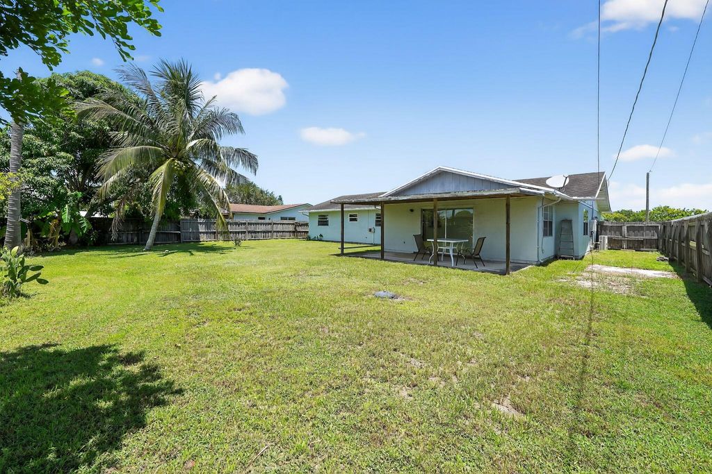 Photo of 440 SE Sunnydale Lane, Port Saint Lucie, FL 34983 (MLS # R11116576)