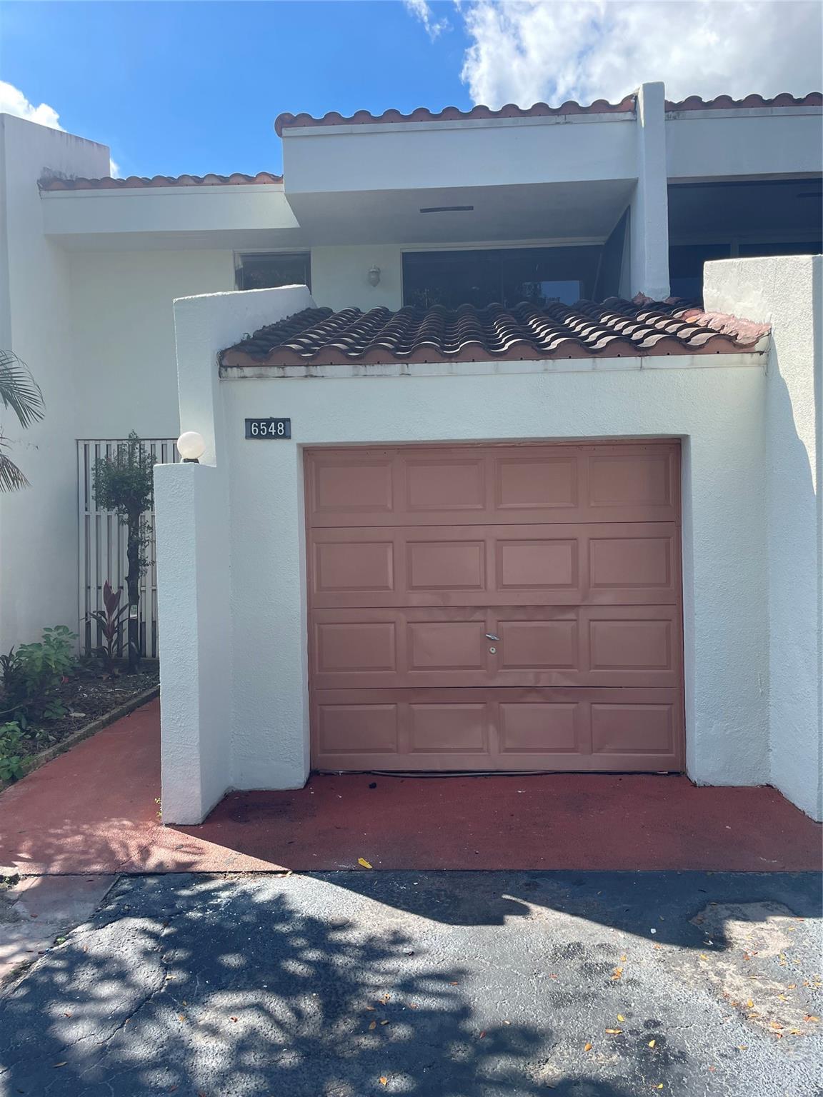 LOVELY 3/2.5 TOWNHOUSE FOR RENT IN COURTS OF INVERRARY; VACANT, CLEAN AND READY TO MOVE IN; VERY SPACIOUS MASTER BEDROOM WITH BALCONY UPSTAIRS; KITCHEN HAS BEEN REMODELLED AND BATHROOMS HAVE MARBLE COUNTERTOPS; JUST BRING YOUR DECORATING IDEAS AND MAKE THIS HOME; GATED SECURE COMMUNITY