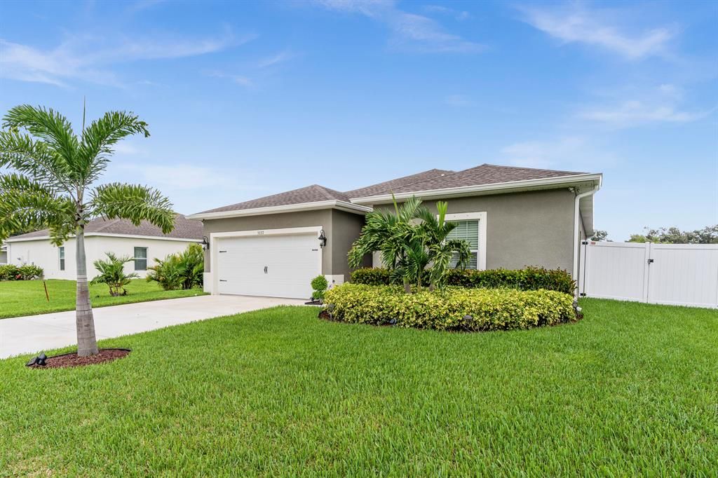 Photo of 5337 Oakland Lake Circle, Fort Pierce, FL 34951 (MLS # R10736716)