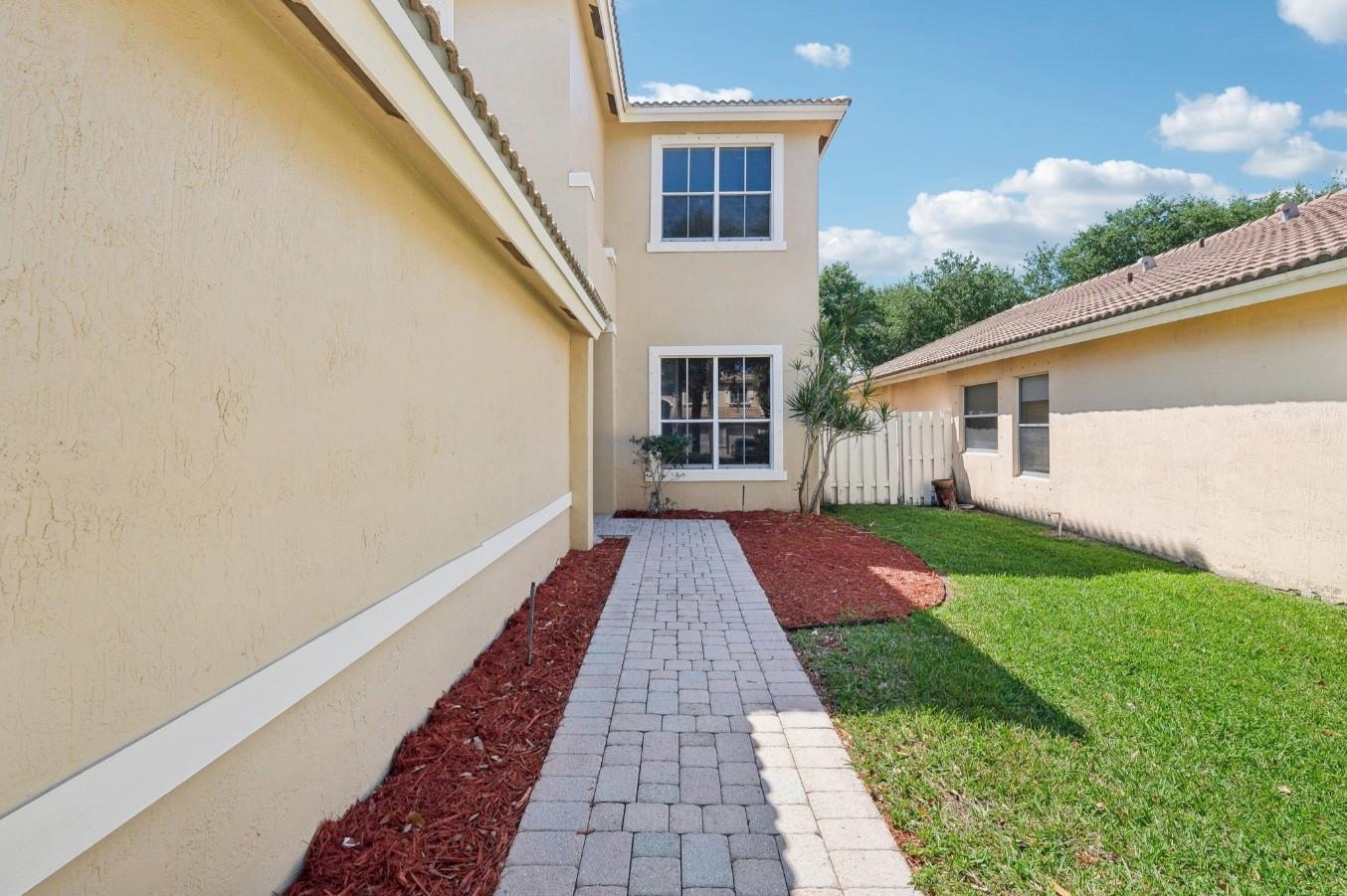 3735 Torres Cir