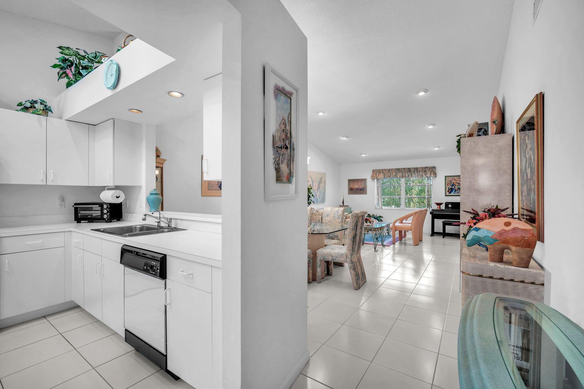9976 Seacrest Circle D, Boynton Beach, FL, 33437/$290,000 3 9976 Seacrest Circle D