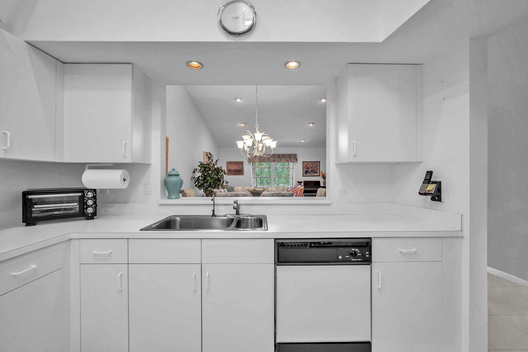 9976 Seacrest Circle D, Boynton Beach, FL, 33437/$290,000 2 9976 Seacrest Circle D