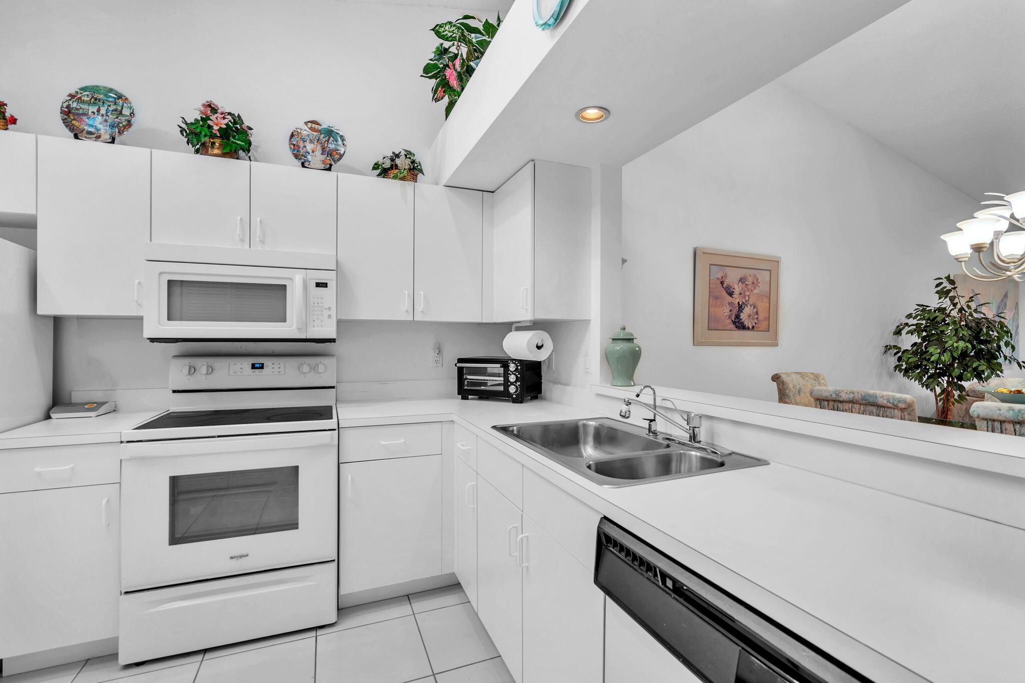 9976 Seacrest Circle D, Boynton Beach, FL, 33437/$290,000 4 9976 Seacrest Circle D