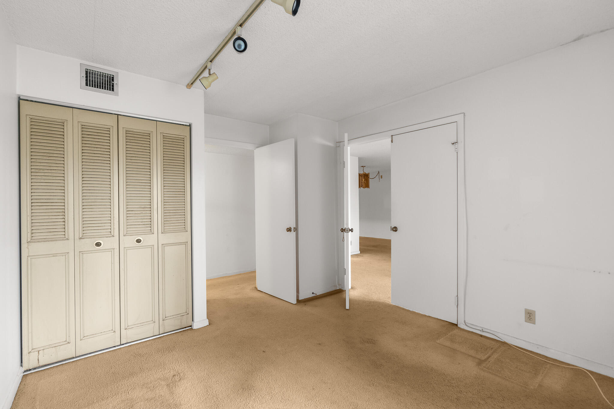 PINE RIDGE NORTH VILLAGE III CONDO - Residential