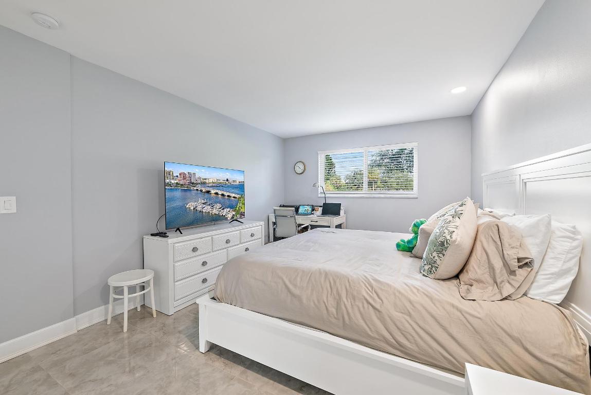 LAKESIDE VILLAGE CONDO 10 - Residential