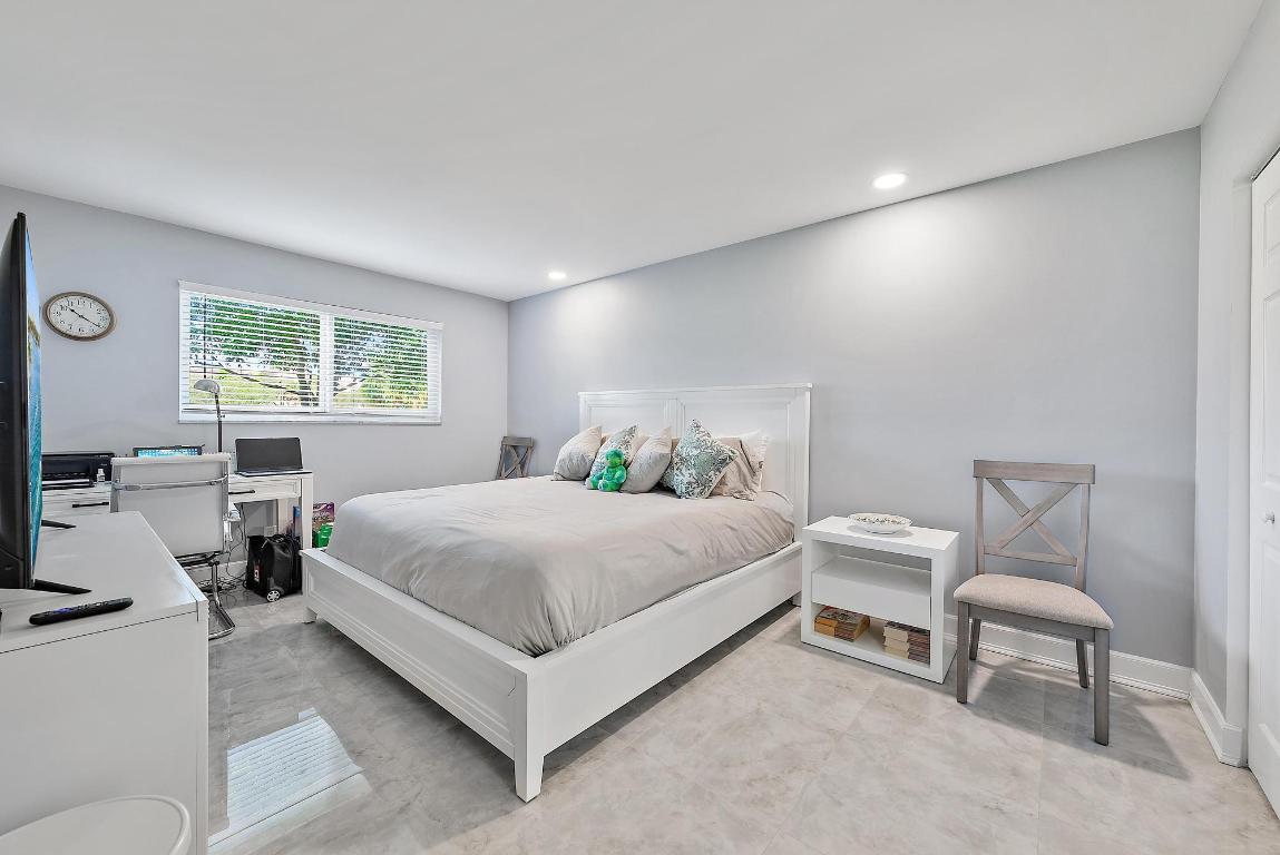 LAKESIDE VILLAGE CONDO 10 - Residential