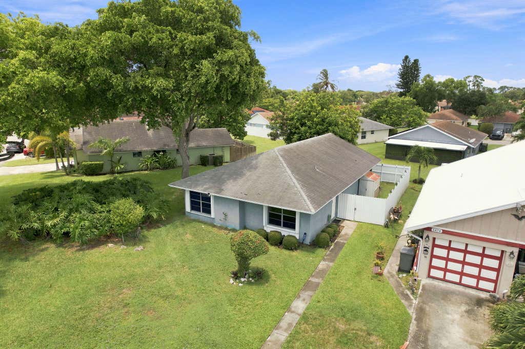 Photo of 1470 Summit Run Circle, West Palm Beach, FL 33415 (MLS # B26048916)