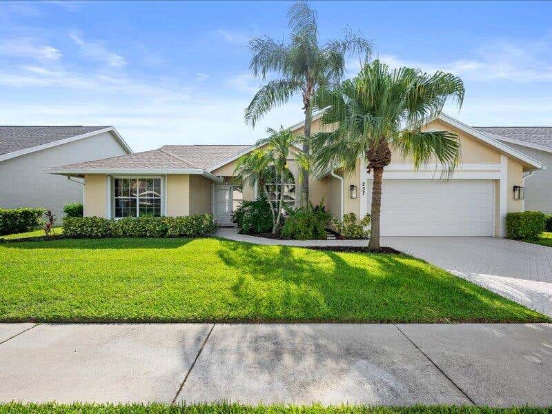 Photo of 237 W MOCCASIN Trail W, Jupiter, FL 33458 (MLS # B26061333)