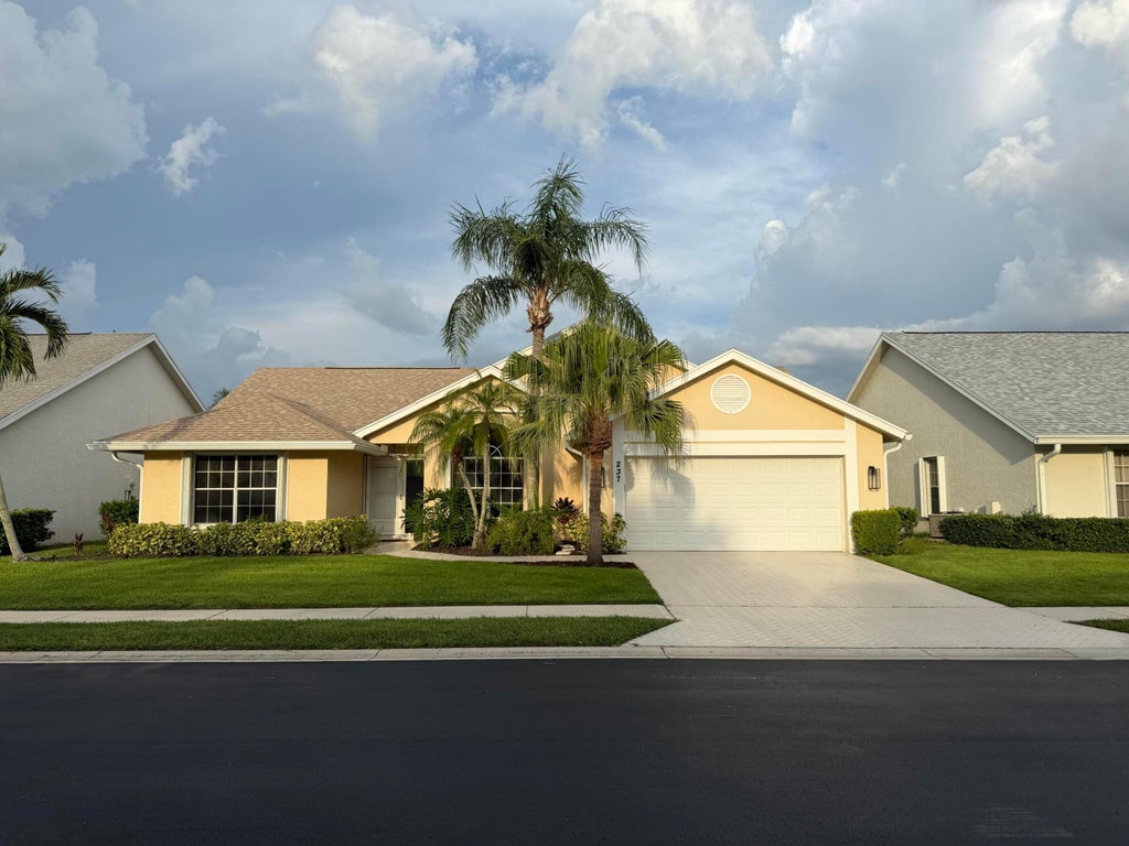 Photo of 237 MOCCASIN Trail W, Jupiter, FL 33458 (MLS # B26061333)