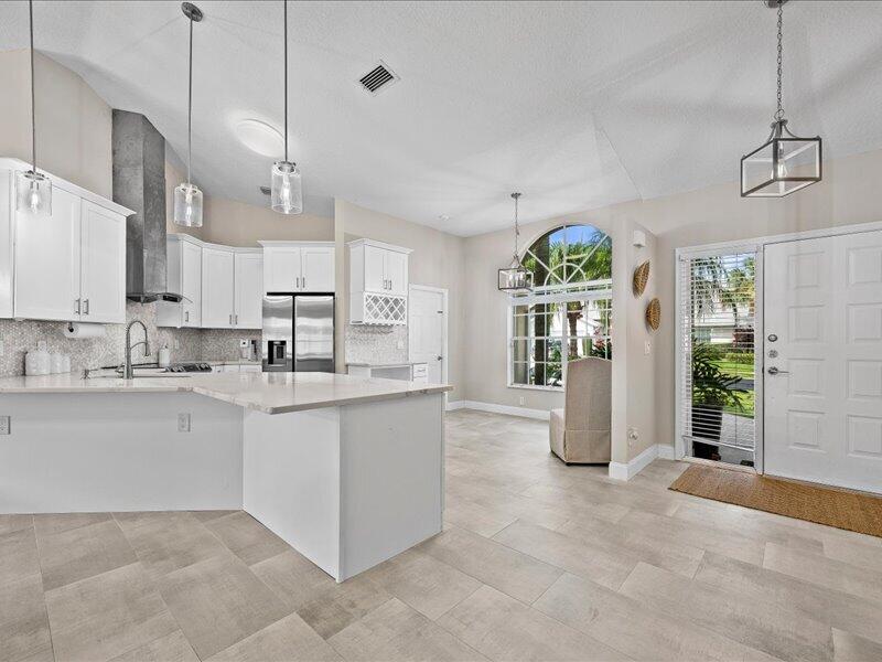 237 W MOCCASIN Trail W