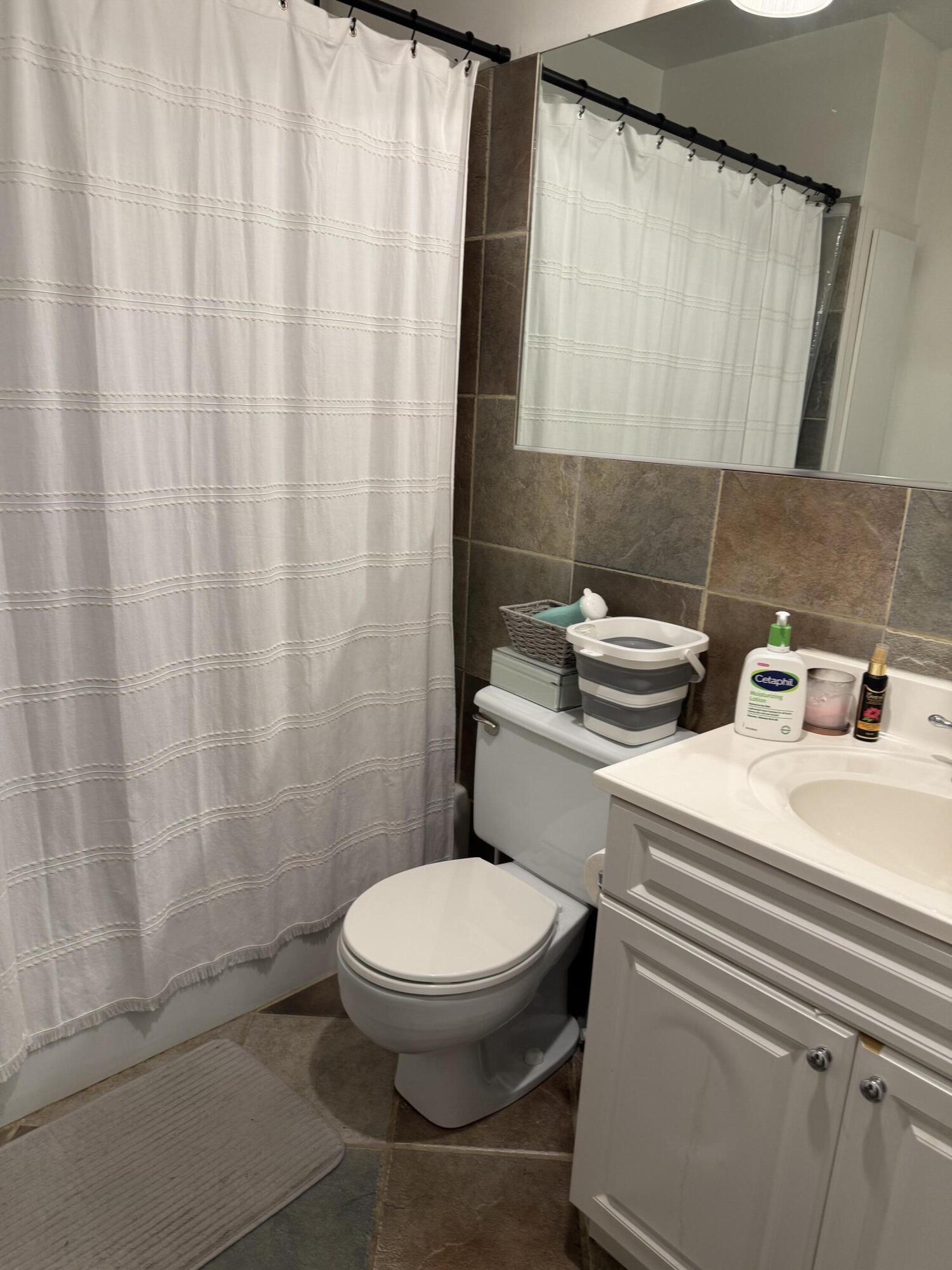 IMPERIAL POINT COLONNADES CONDO - Residential Lease