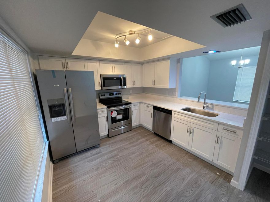 Beautiful 3/2 in cul de sac 
Updated Nice big yard in the back!
Quiet neighborhood