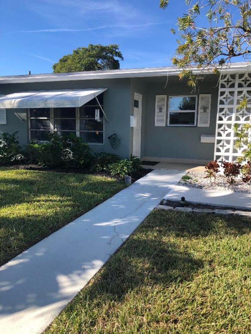 Beautiful unit with laminate flooring, light wood kitchen.
New electrical panel, new kitchen faucet. Wonderful location, near I95 and Fla turnpike. Shopping, restaurants, downtown Delray.