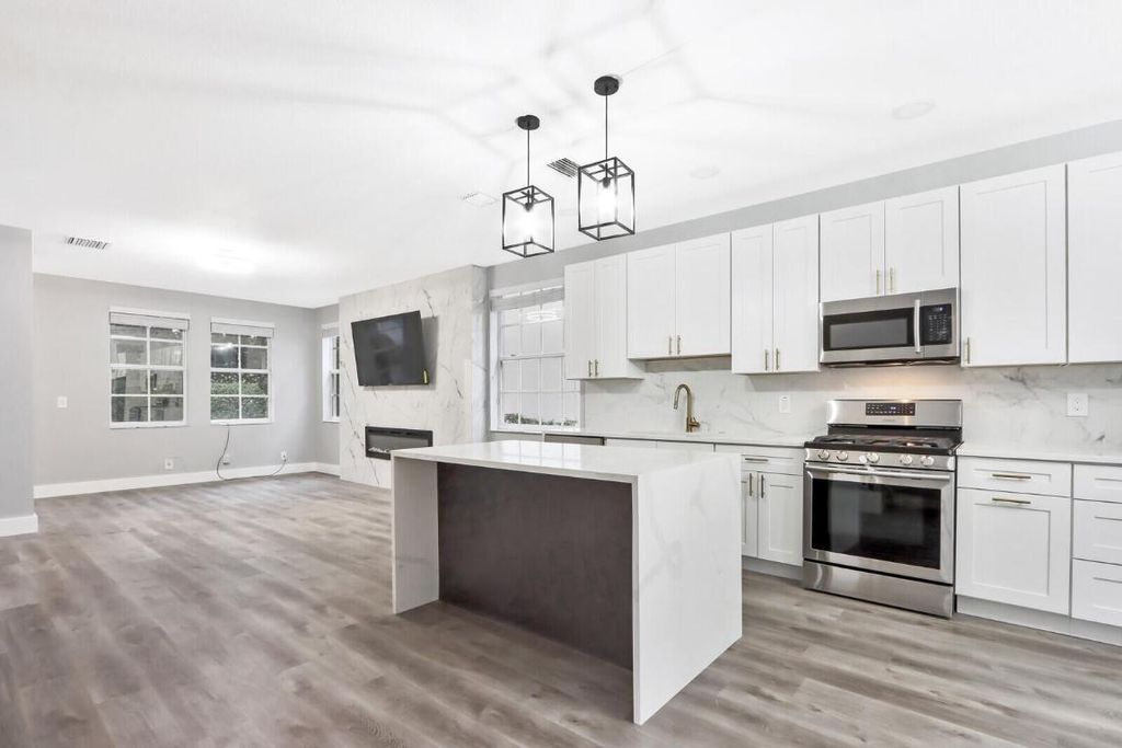 Photo of 607 Castle Drive, Palm Beach Gardens, FL 33410 (MLS # R10960780)