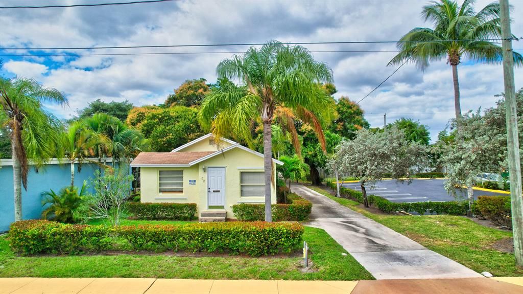 Photo of 32 SW 5th Avenue, Delray Beach, FL 33444 (MLS # R10864944)