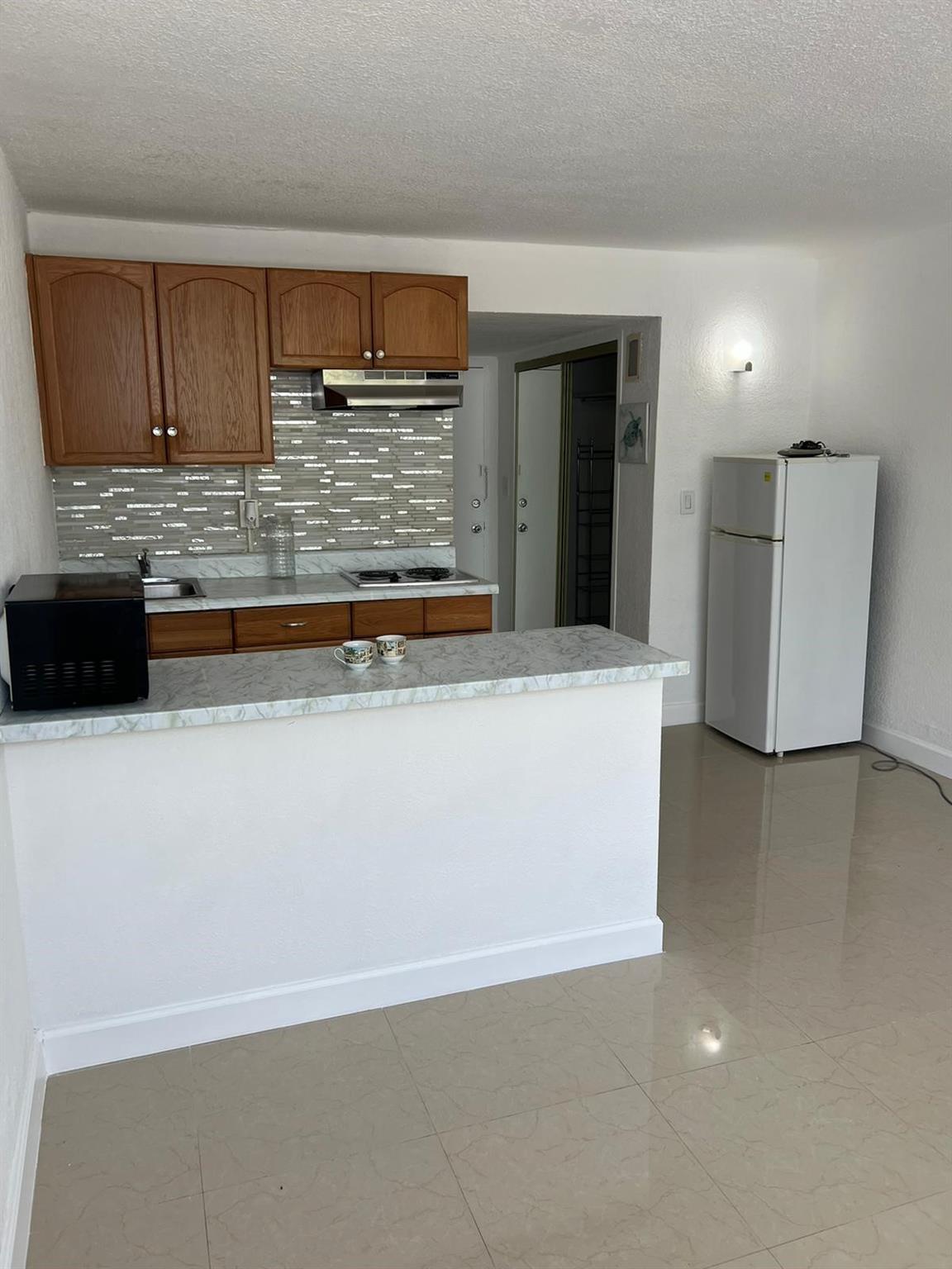 STUDIO IN A GREAT LOCATION WITH SUPERMARKETS, BARS AND RESTAURANTS AT WALKING DISTANCE. JUST 2 BLOCKS FROM THE BEACH . ASSIGNED PARKING.