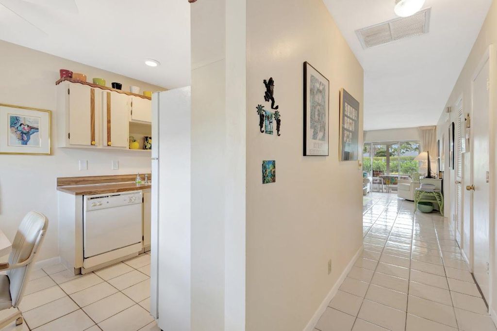 Photo of 5200 Privet B Place #B, Delray Beach, FL 33484 (MLS # R11089838)
