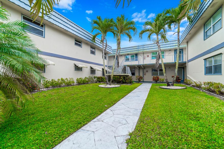 Welcome to this bright and inviting 2-bedroom, 2-bathroom condo in the heart of Delray Beach.  Plenty of natural light, creating a warm and comfortable living space. Located in the active Kings Point 55+  community, residents enjoy great amenities including a clubhouse, pickleball, tennis, pools, and community bus service. Experience a lifestyle defined by comfort and convenience within this secure, gated environment.