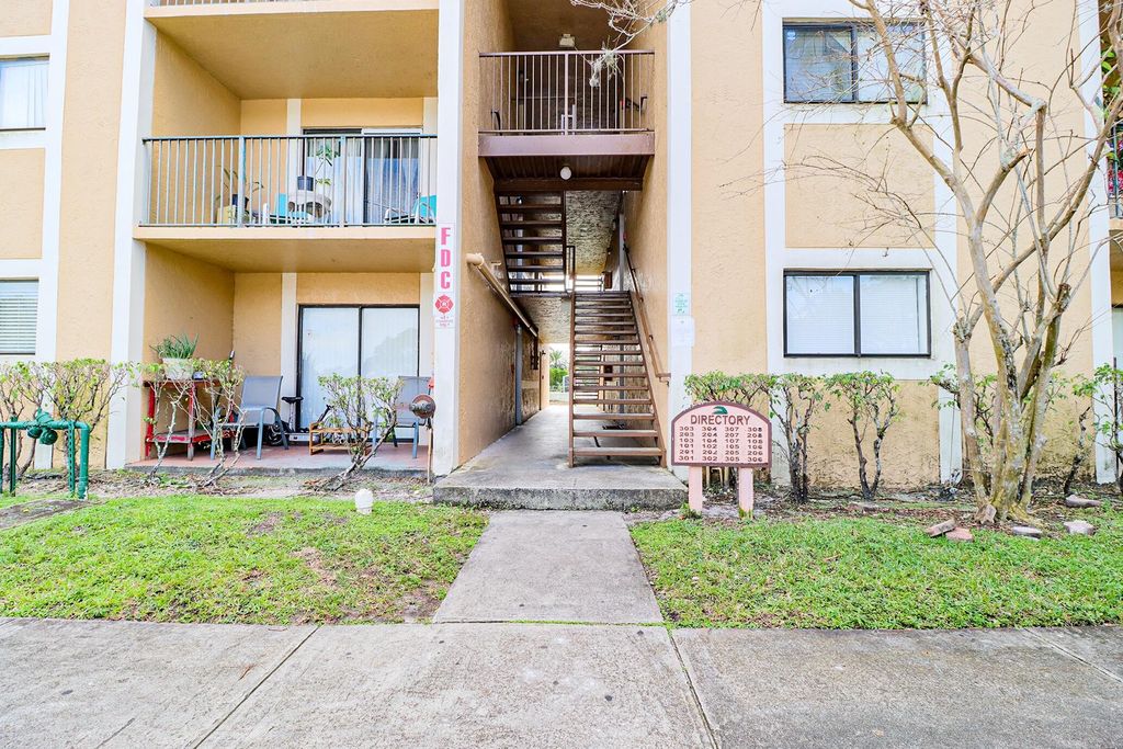 Photo of 450 Palm Cir #106, Pembroke Pines, FL 33025 (MLS # R11162585)