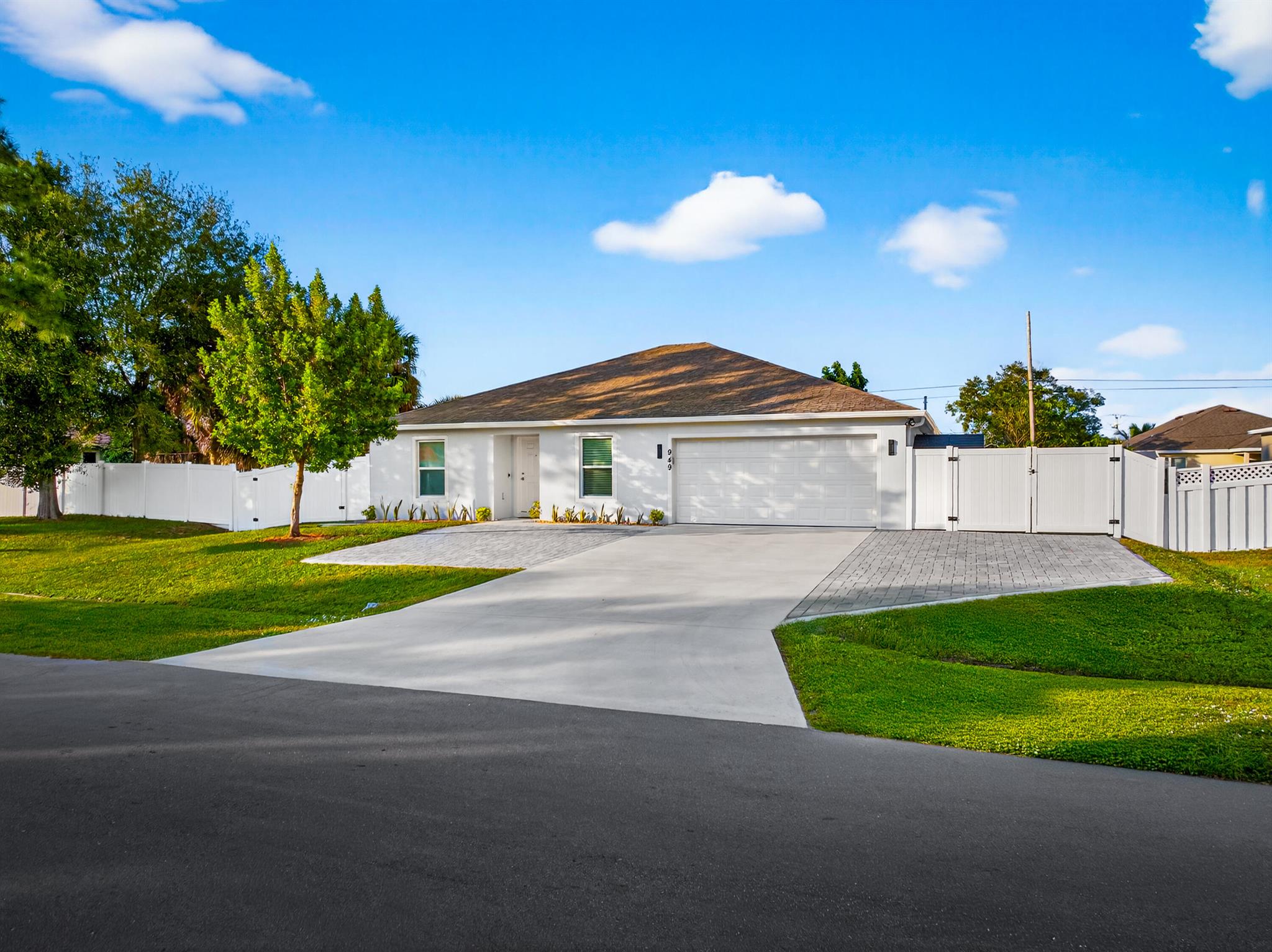 949 SW Fisherman Avenue