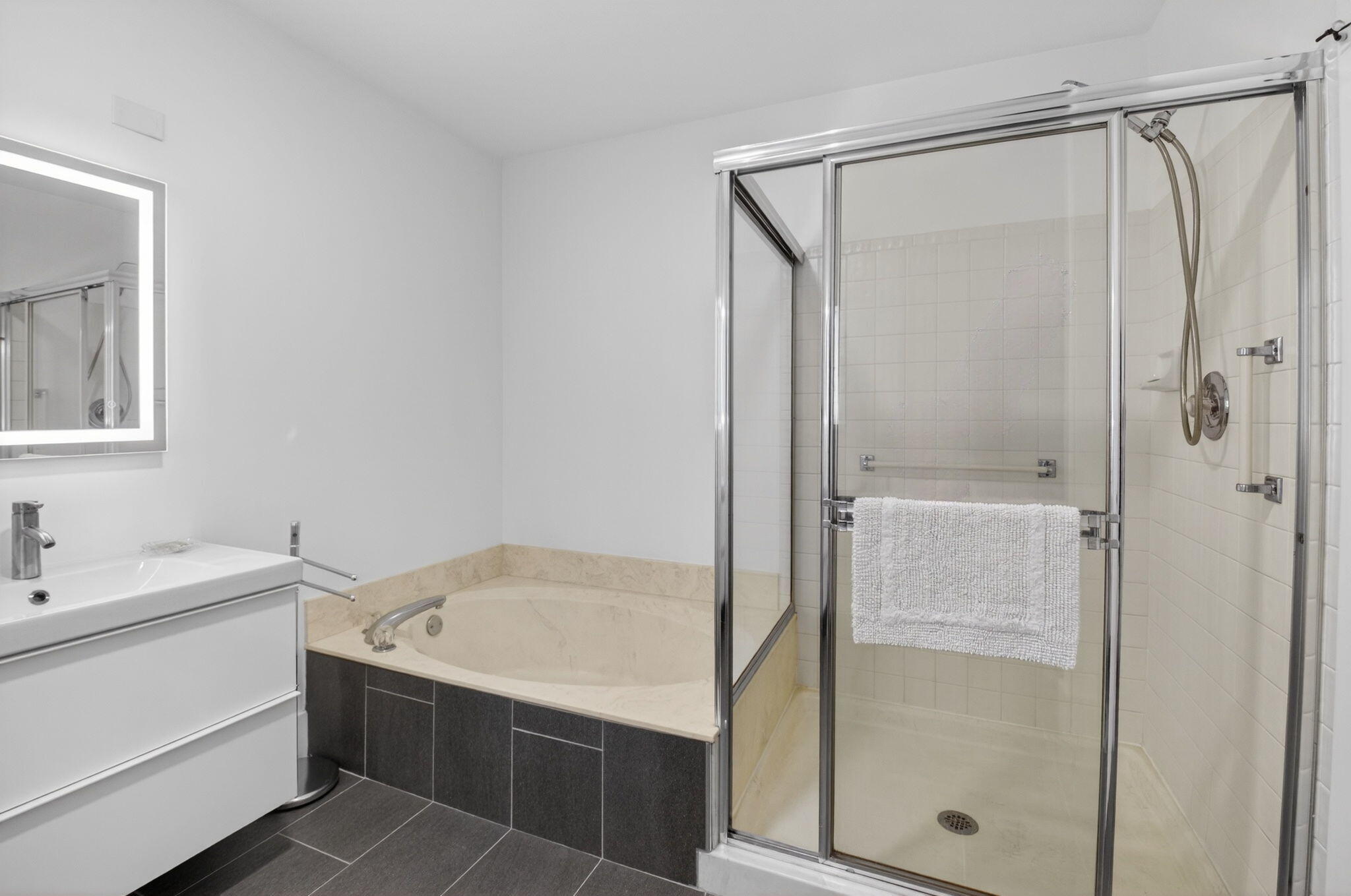 PLATINA / CARRARA VILLAGE CONDO - Residential