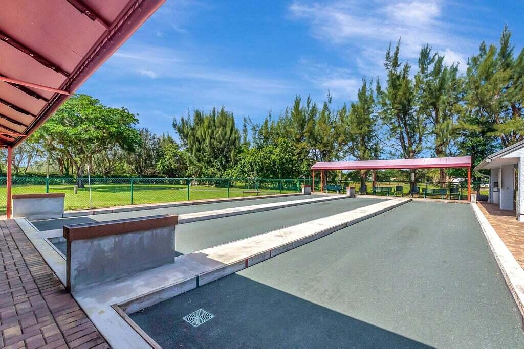 HUNTINGTON LAKES SEC FIVE CONDOS - Residential