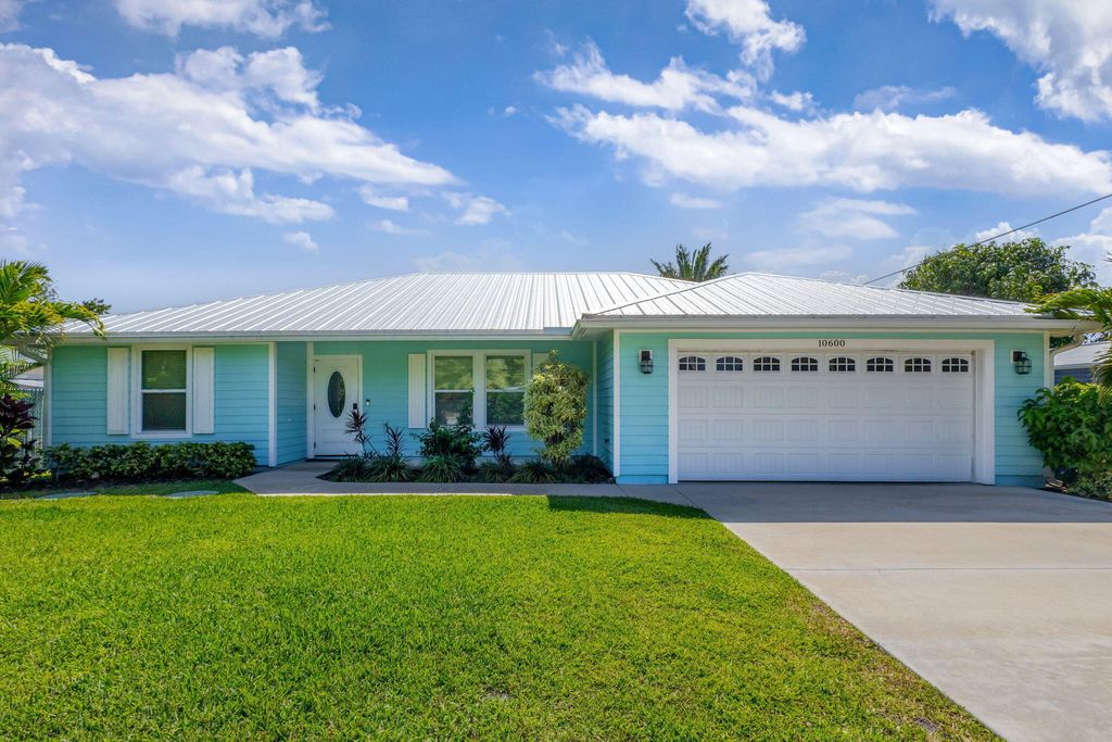 Photo of 10600 SE Gomez Avenue, Hobe Sound, FL 33455 (MLS # B26009926)