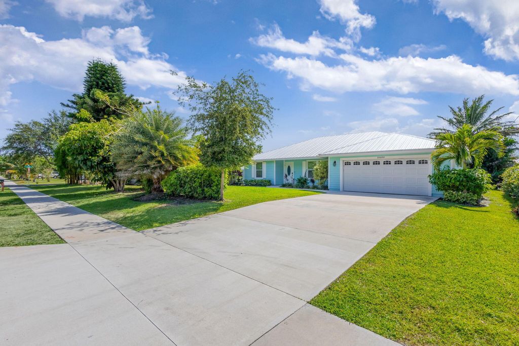 Photo of 10600 SE Gomez Avenue, Hobe Sound, FL 33455 (MLS # B26009926)