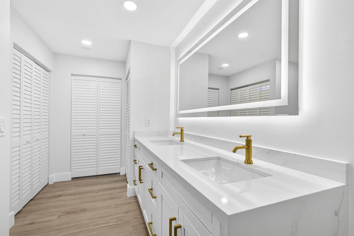 GOLF VILLAS COND AT PGA NATIONAL DECL FILED 10-22- - Residential