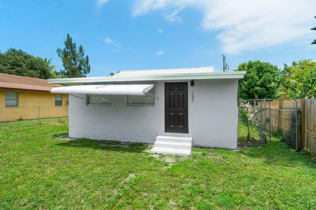 Photo of 137 SW 9th Avenue, Delray Beach, FL 33444 (MLS # B26029966)