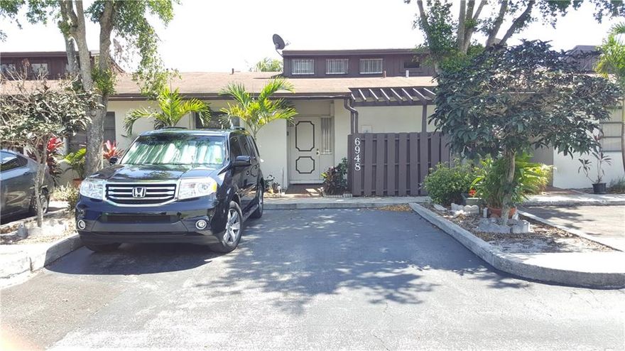 SPACIOUS AND WELL MAINTAINED 2/2 TOWNHOME .  THIS LOVELY UNIT FEATURES UPGRADED KITCHEN, TILE FLOORS, VAULTED CEILING WITH CLEAR PANEL WINDOWS, SPACIOUS BEDROOMS, UTILITY ROOM WITH WASHER AND DRYER, NEWER A/C UNIT, HUGE CUSTOM BUILT SCREENED PATIO, CUSTOM FOLDING HURRICANE SHUTTERS, BEAUTIFULLY LANDSCAPED ENTRANCE AND BACKYARD.  THIS IS ABSOLUTELY ONE OF THE BEST KEPT UNITS IN THE COMPLEX.   PERFECT FOR OWNER OCCUPANT OR INVESTOR.  LOW MAINTENANCE, CAN BE RENTED AFTER CLOSING.A REAL PLEASURE TO SHOW.