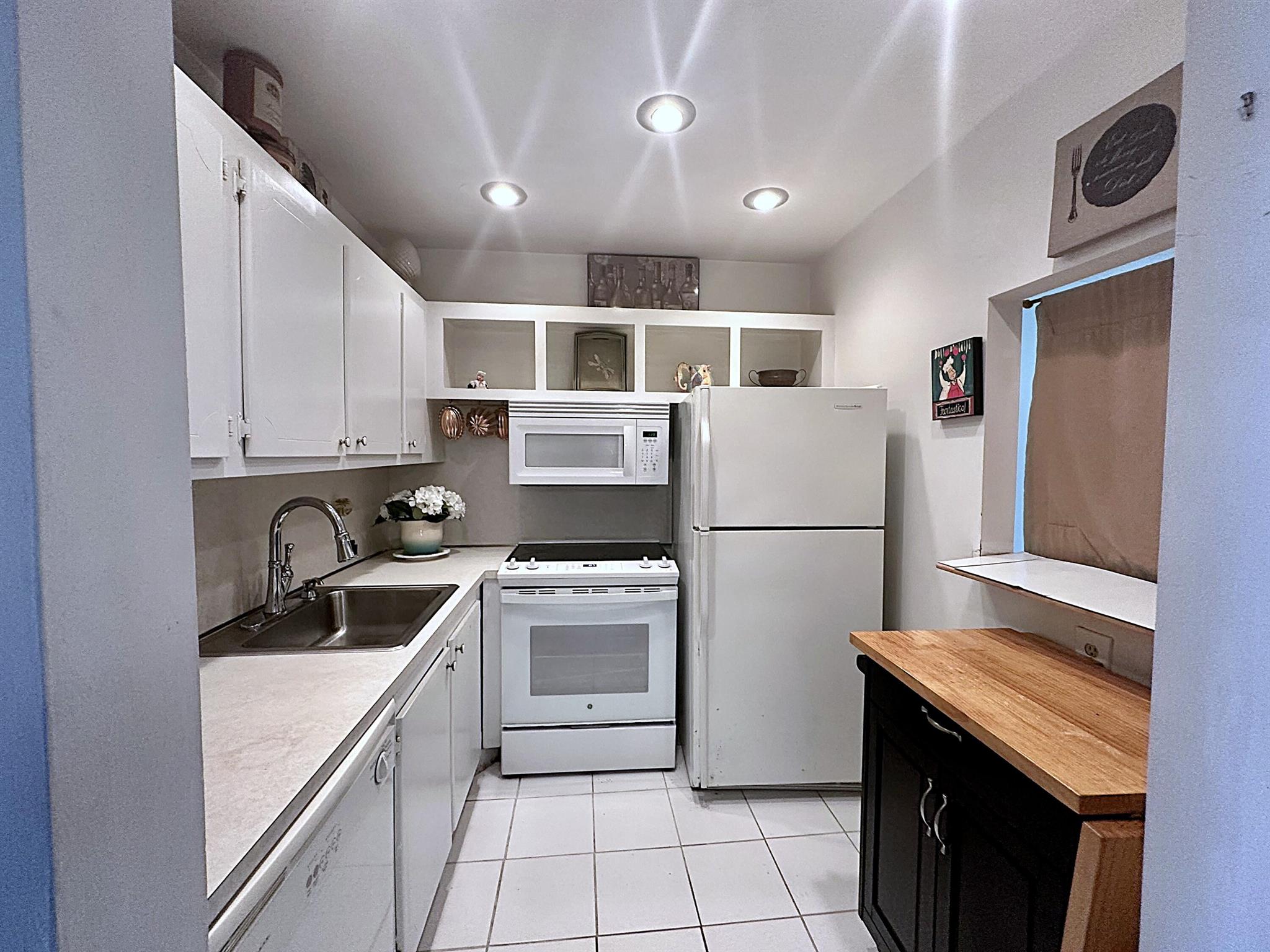 2nd Floor unfurnished 1 BR & 1 Bath in Garden Style Building. Replaced AC 2022, Hot Water Heater in 2021. Near Le Club Conference and Activity Center's which includes tennis and pool. Resort style active 55+ community w/ tons of amenities, 16 satellite pools, clubhouse, Olympic size indoor heated pool, professional exercise center, tennis, volley ball, bocce ball, luxury theater, movies, cafe, billiards, shuffle board, classes, sauna, outdoor pool, free bus transportation, near shopping & approx. 4 miles to
