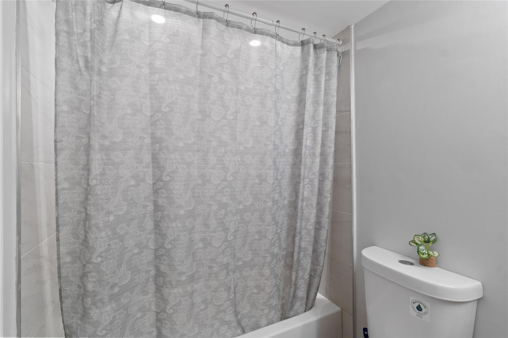 UNIVERSITY CLUB CONDO - Residential