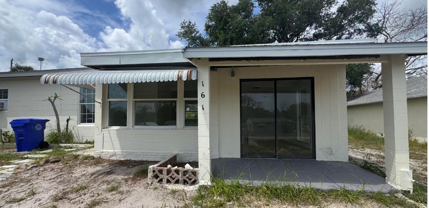 "Charming Vero Beach Home in Quiet Neighborhood",  2 x1  single family house with about 1,006 sq ft of living space. Built in 1957 located at whispering palms subdivision