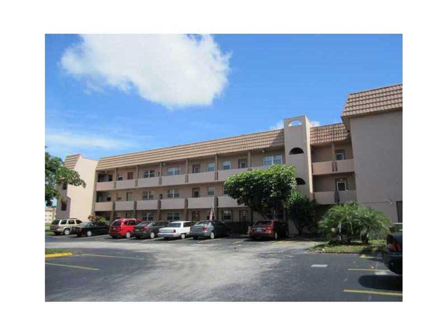 LARGE UNIT VERY LIGHT, NEW KITCHEN, NEW BATHROOM, ENTRANCE, THE NEW OWNER HAVE THE OPPORTUNITY TO CHOOSE THE FLORIDA-ROOM OPEN OR WITH WINDOW.  READY TO CHANGE. NO LOCATION IN THE UNIT.  55 YEARS OLD