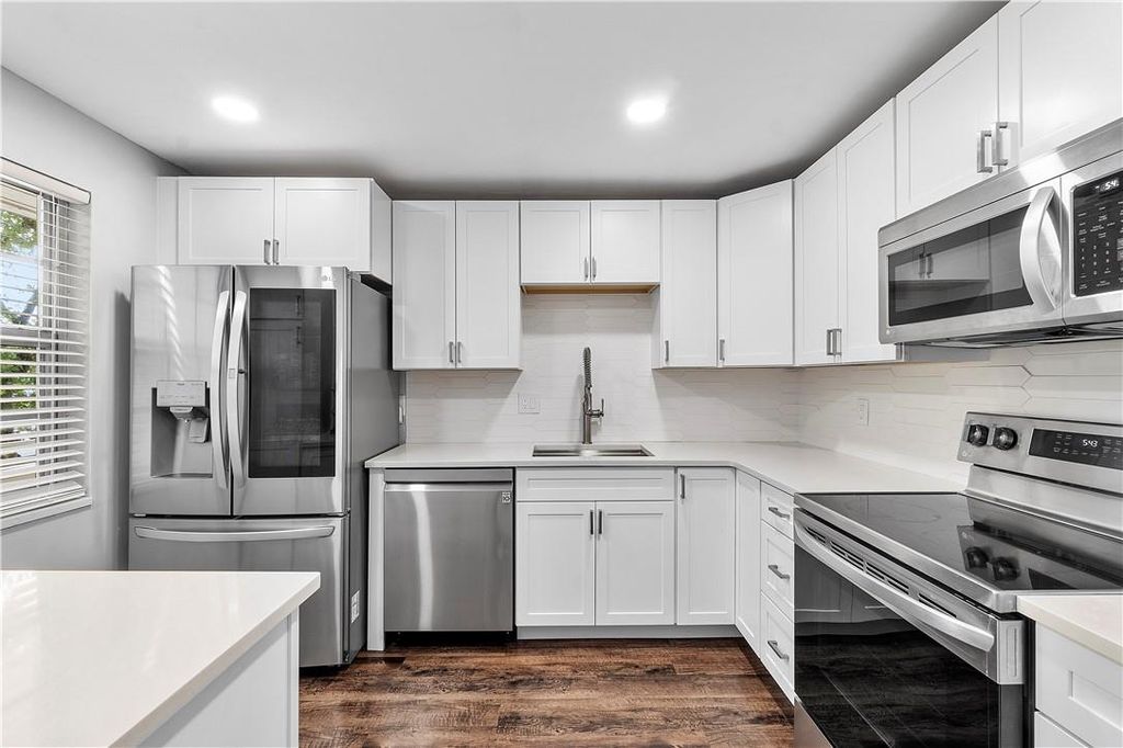 Photo of 3850 Oaks Clubhouse Dr #201, Pompano Beach, FL 33069 (MLS # F10384585)