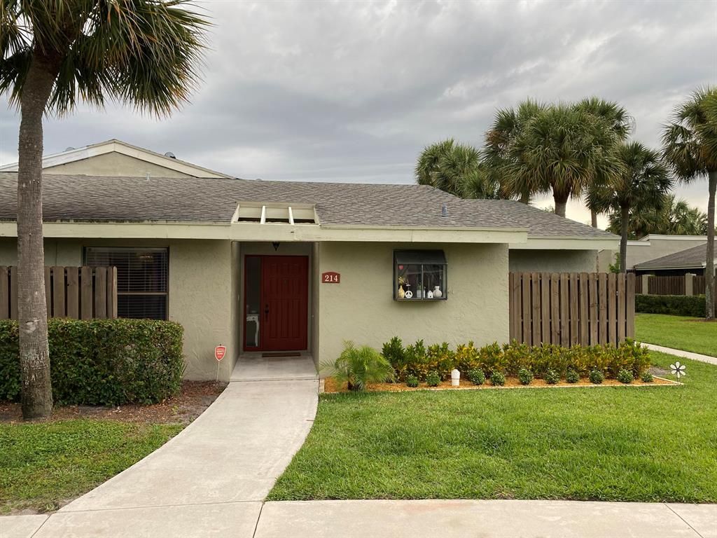 Photo of 214 Meadows Drive, Boynton Beach, FL 33436 (MLS # R10715586)