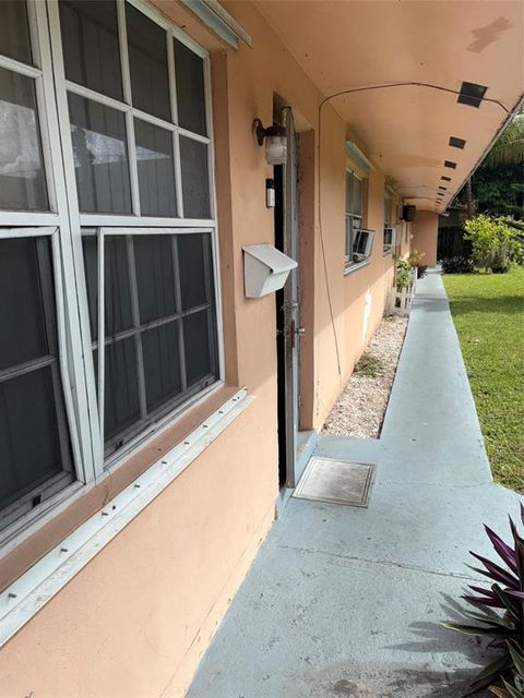 318 SW 2nd Ct Pompano Beach FL 33060