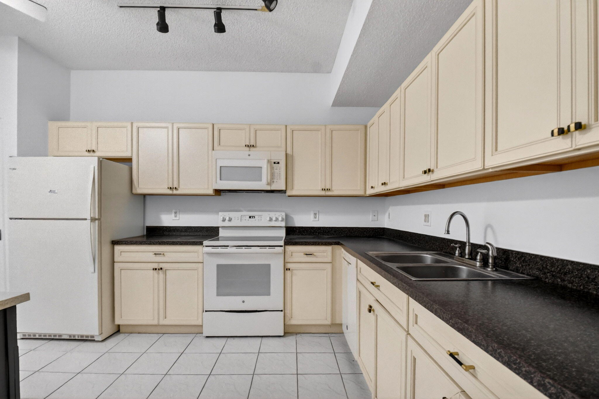TERRACE HOMES AT BANYAN SPRINGS CONDO - Residential