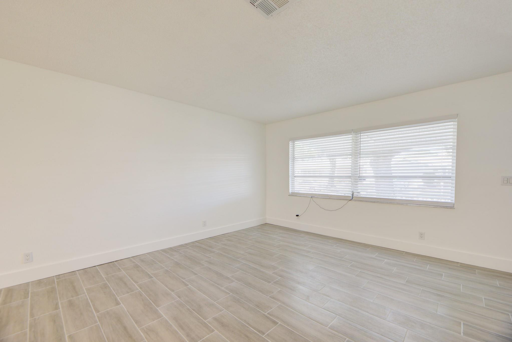 Lauderdale West 3 Sec 83- - Residential Lease