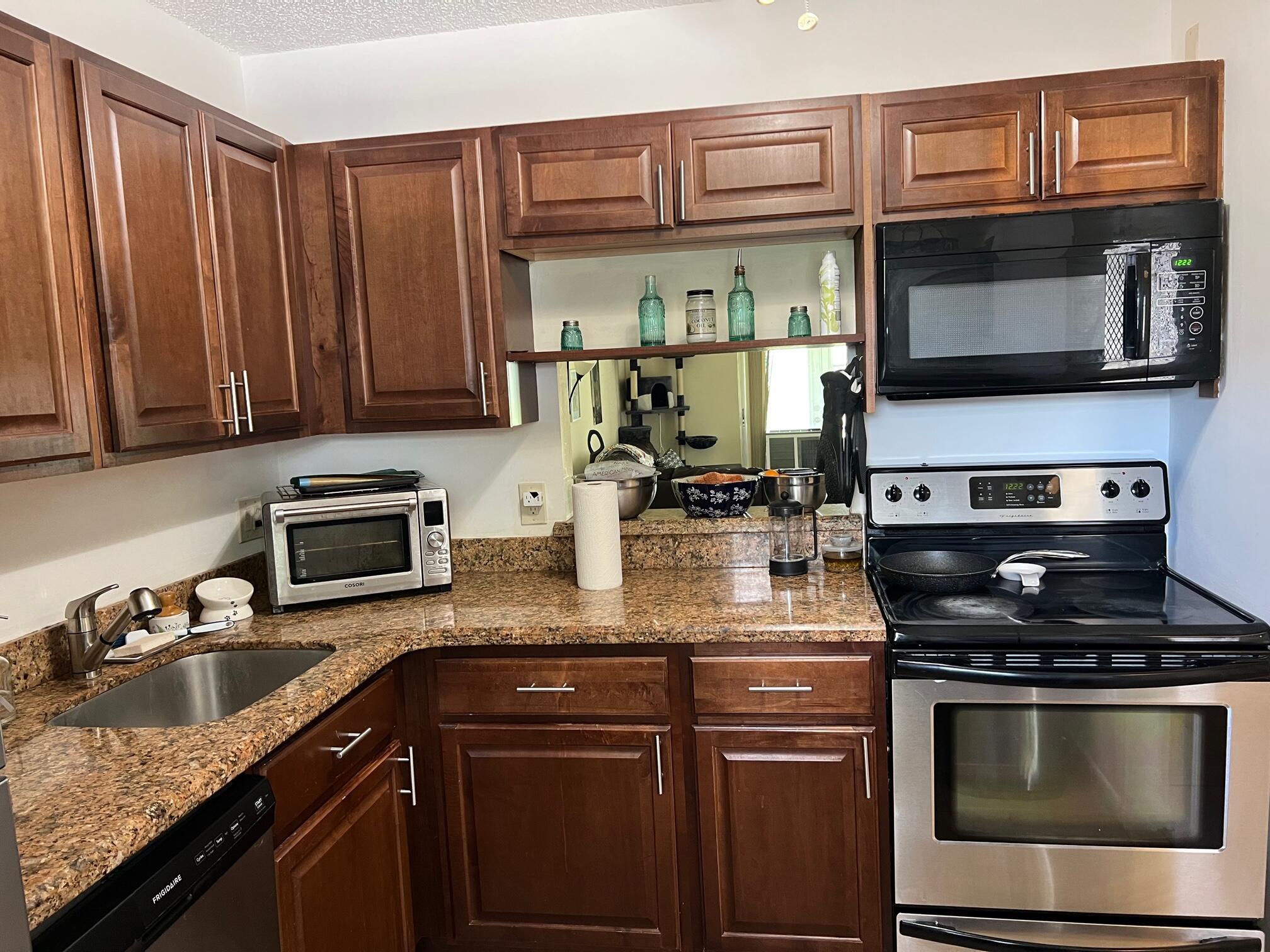 GREAT LOCATION BEAUTIFUL 2/2 CONDO ON THE FIRST FLOOR , WASHER AND DRYER IN THE UNIT ,LAKE VIEW , LAGO DEL RAY IS CENTRALLY LOCATED BETWEEN I95 AND DOWNTOWN DELRAY MINUTS FROM THE OCEAN DINING SHOPPING ,COMMUNITY HAS A CLUBHOUSE, POOL, TENNIS COURT ,ALL AGES WELCOME